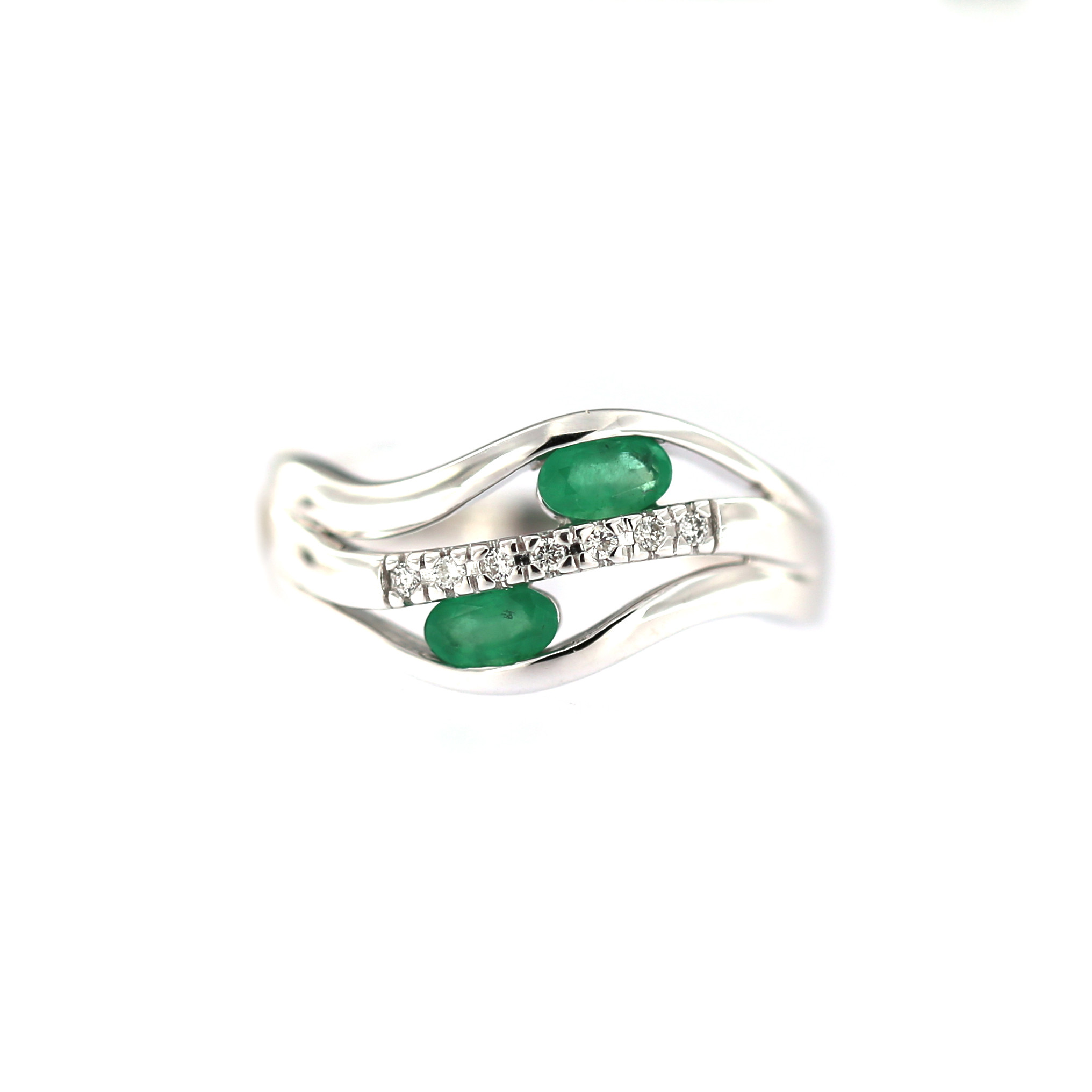 White gold ring with emerald and diamonds DBBR14-S-01