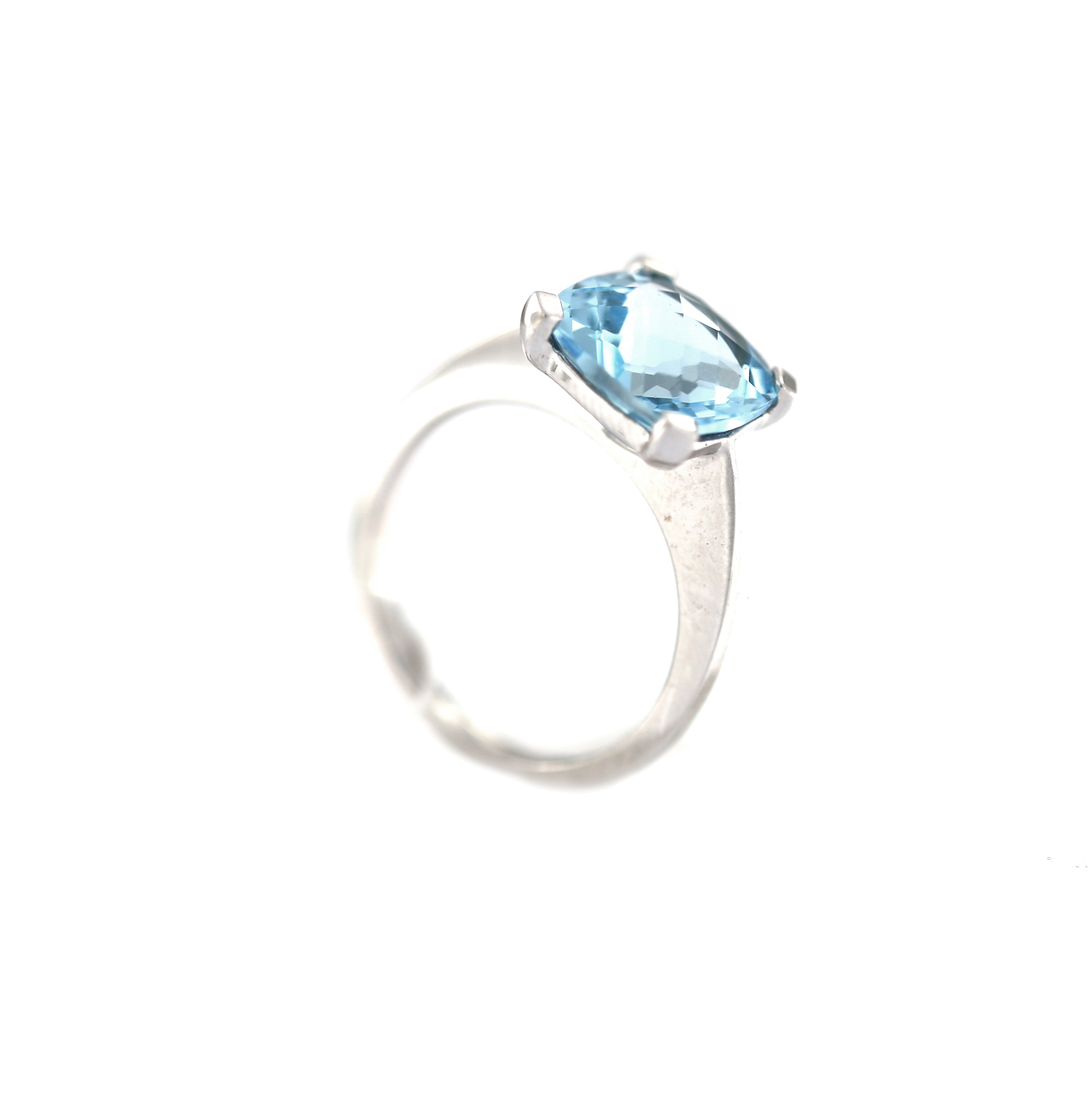 White gold ring with topaz DBBR14-TOP-02