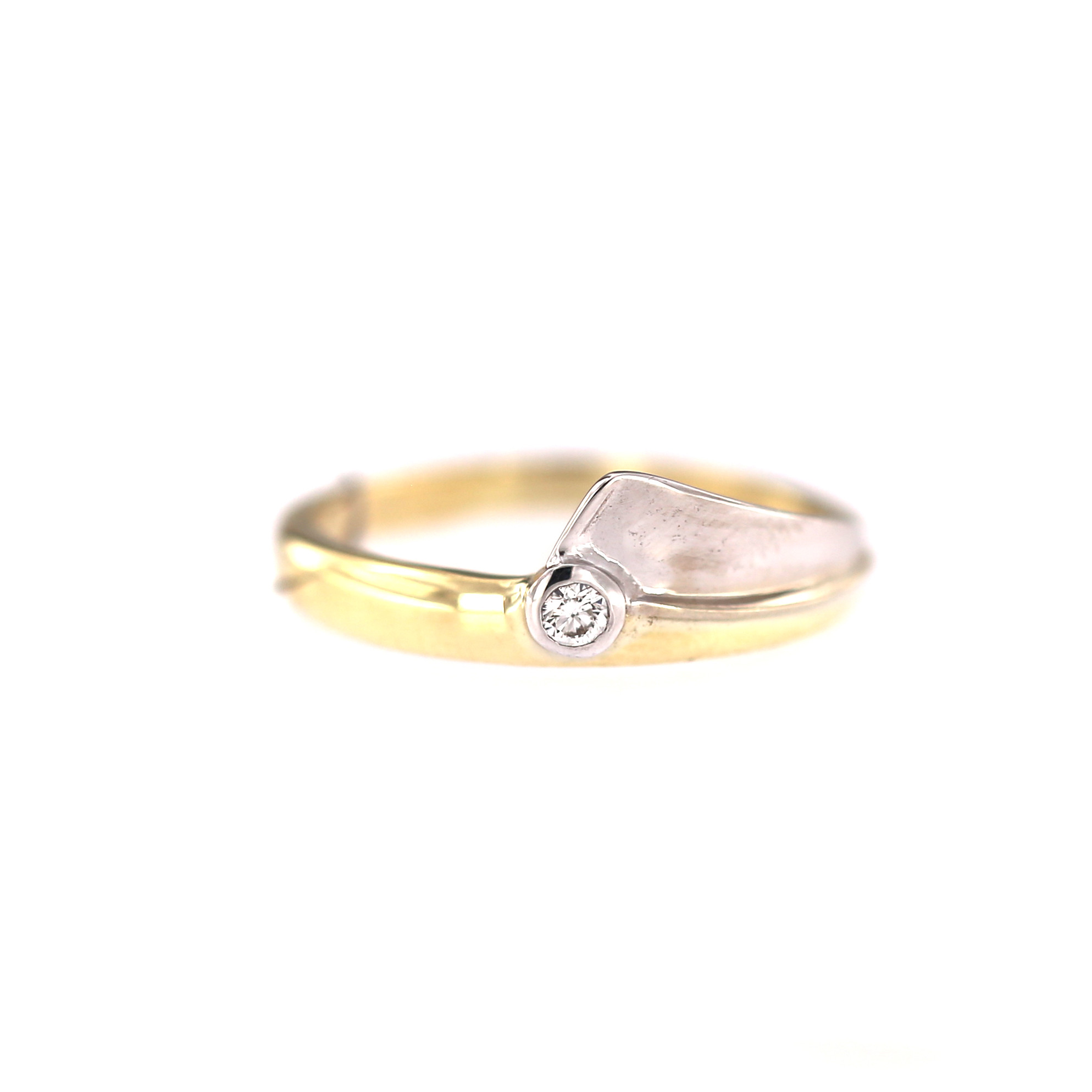 Yellow gold ring with diamonds DGBR11-23